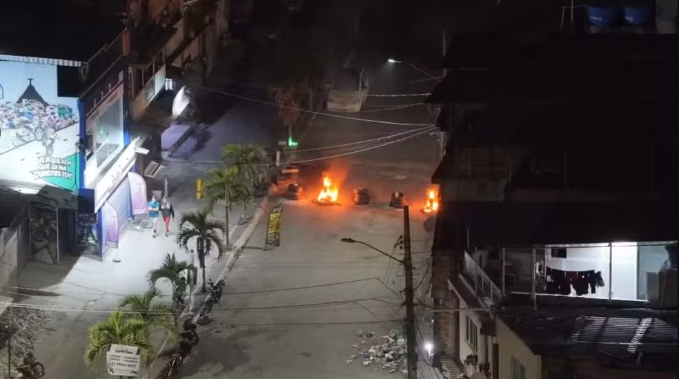 Criminosos criaram barreiras para impedir avanço da polícia