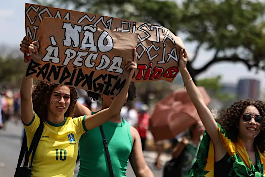 Em Brasília, PEC da Blindagem foi lembrada como PEC da Bandidagem