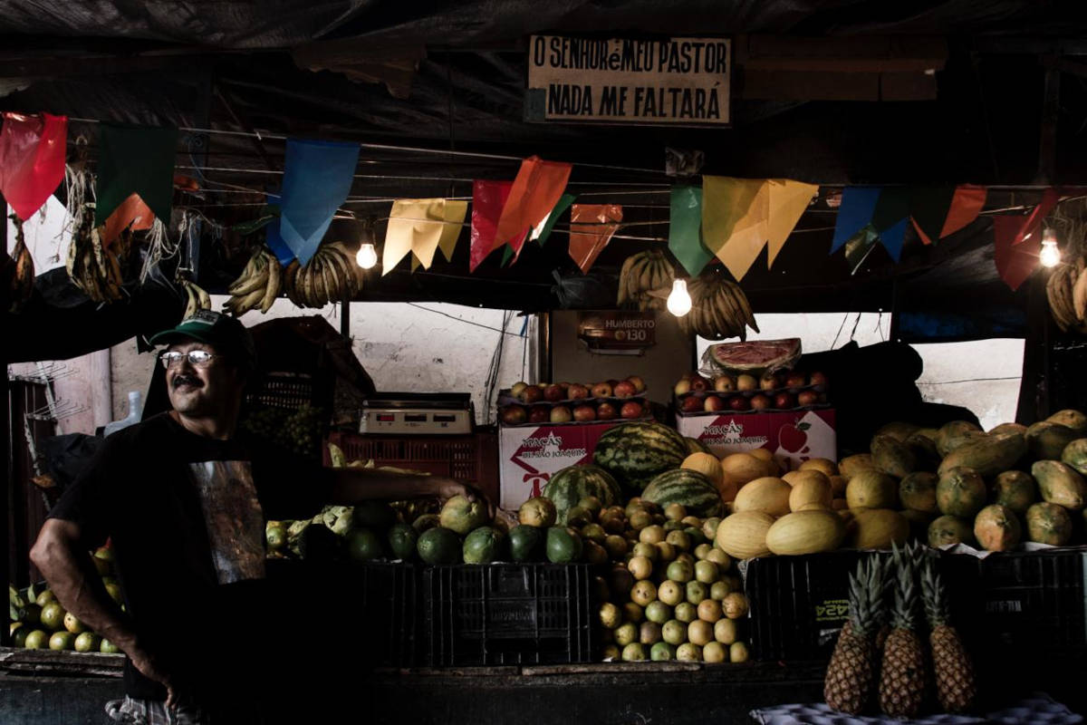 Imagens capturam a atmosfera única e a diversidade cultural das feiras livres