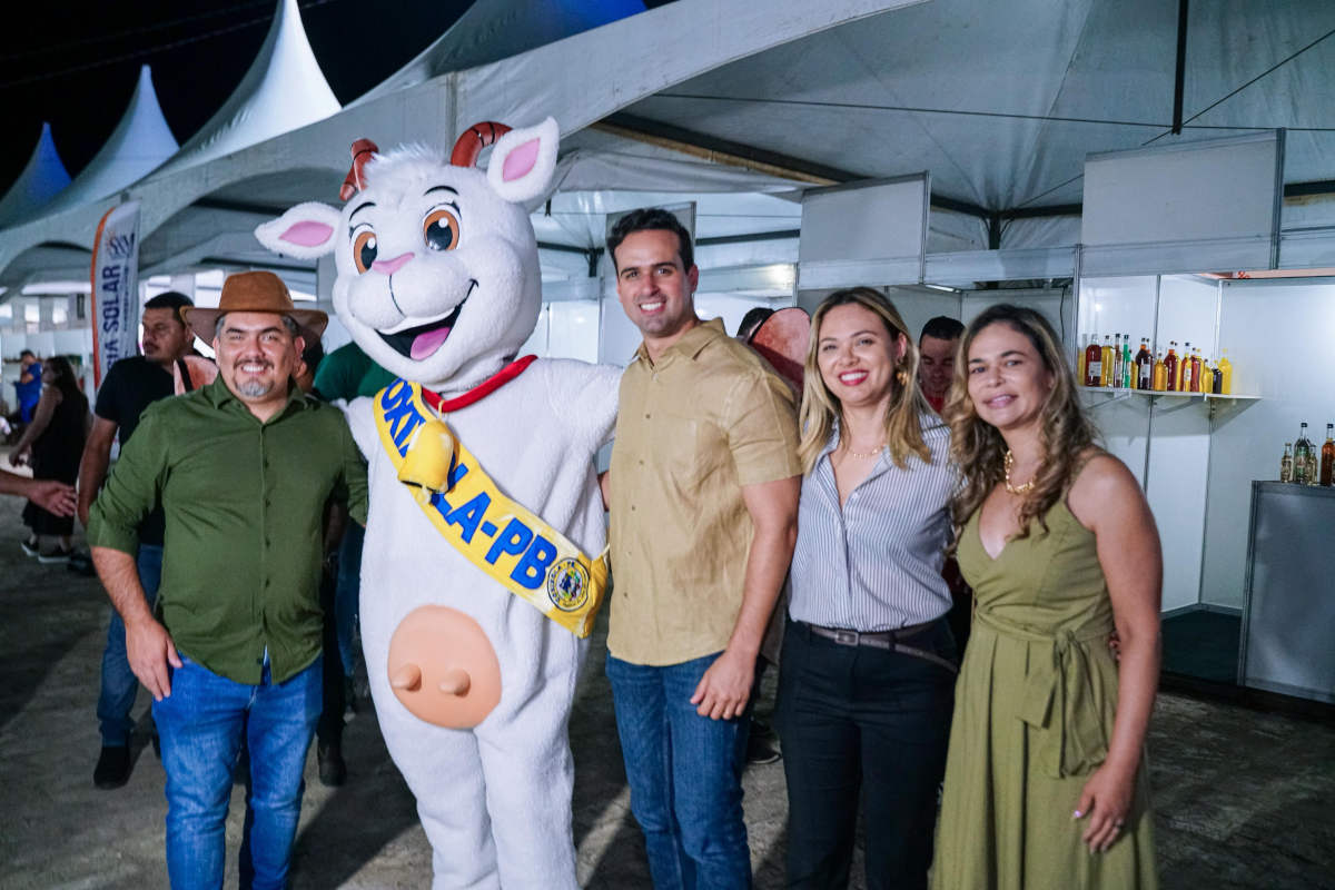 Lucas Ribeiro foi recepcionado em Coxixola pelo prefeito Nelsinho Honorato e por lideranças locais no Parque de Exposições, onde acontece o tradicional Festival do Leite de Cabra 