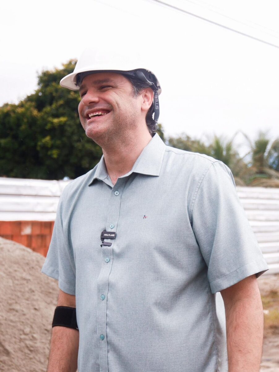 Obra terá oito novas unidades de ensino e três mil vagas para o próximo ano letivo, de acordo com Leo Bezerra