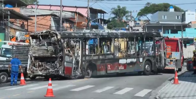 Ônibus desceu desgovernado por aproximadamente 100 metros pela via antes de colidir com um poste de energia