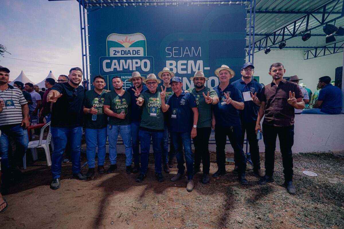 Cícero Lucena (7º à dir.) agradeceu pelo acolhimento recebido no município e prometeu absorver as demandas apresentadas pelo bloco em suas diretrizes programáticas de gestão