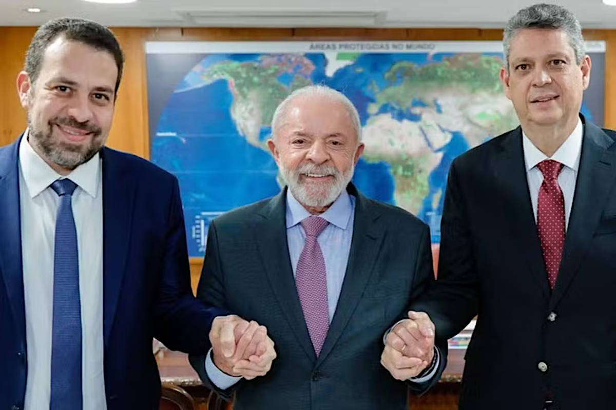 Lula (centro) publicou foto ao lado do novo ministro, Guilherme Boulos (à esq.), e do antecessor, Márcio Macêdo