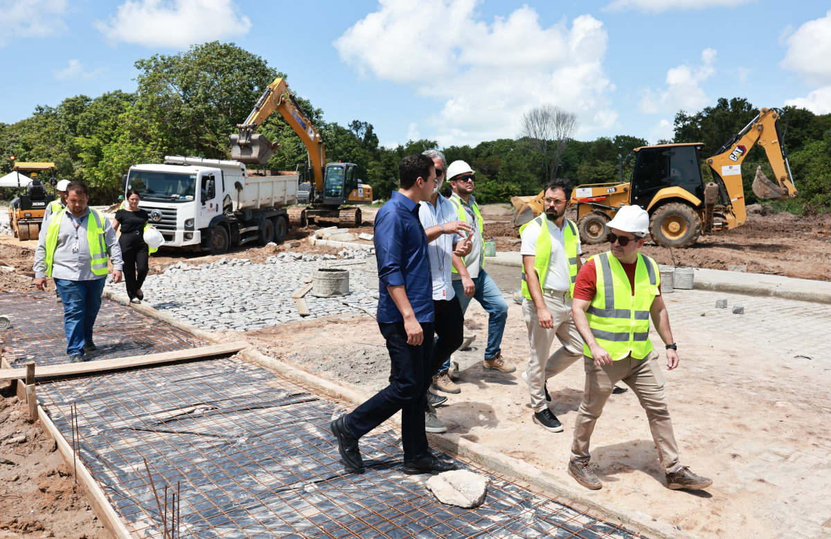 Lucas Ribeiro durante visita à obra do Polo Têxtil de Mangabeira
