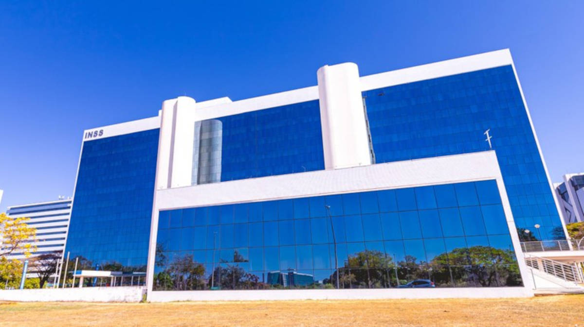 O INSS esclarece que nenhuma instituição financeira tem autorização para atuar como intermediária ou ponto de acesso aos canais oficiais de atendimento do Instituto
