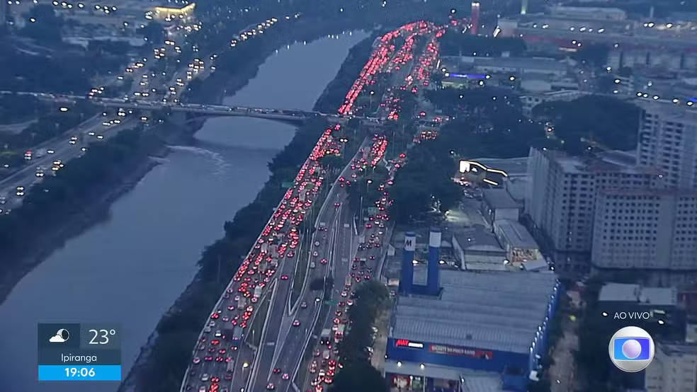 Motoristas enfrentaram atrasos superiores a uma hora e meia no trecho afetado