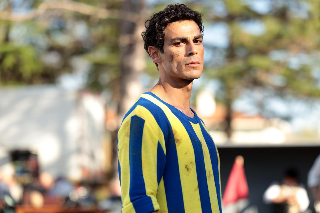 Erdem Kaynarca vive Lefter, o lendário jogador turco