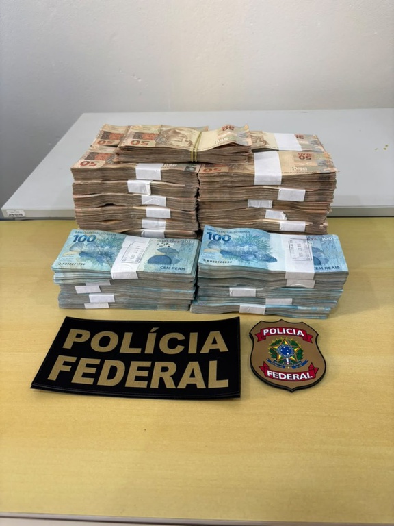 Dinheiro foi apreendido logo após ter sido sacado na agência bancária