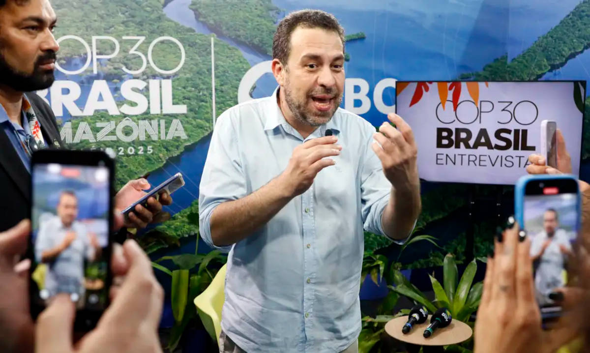 "Ele [Derrite] está protegendo alguém, ele está querendo acobertar alguém", disse Boulos 