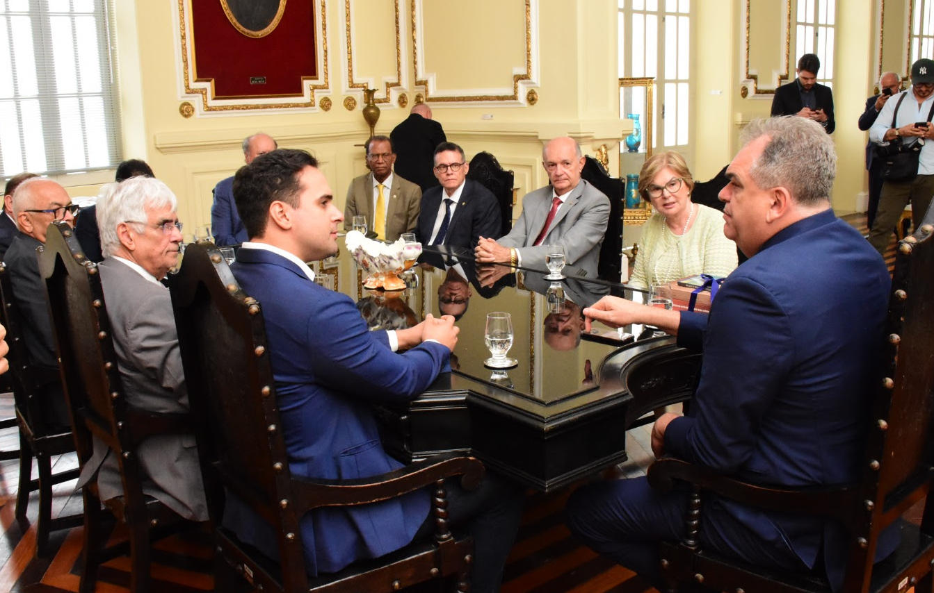 Lucas Ribeiro foi recebido por desembargadores, entre eles o presidente Fred Coutinho