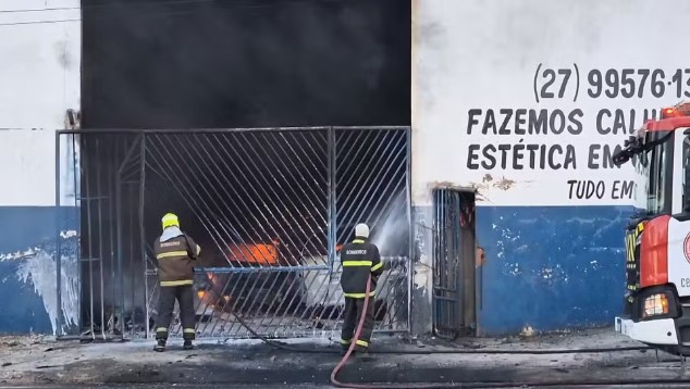 Corpo de Bombeiros utilizou cerca de 30 mil litros de água para controlar as chamas