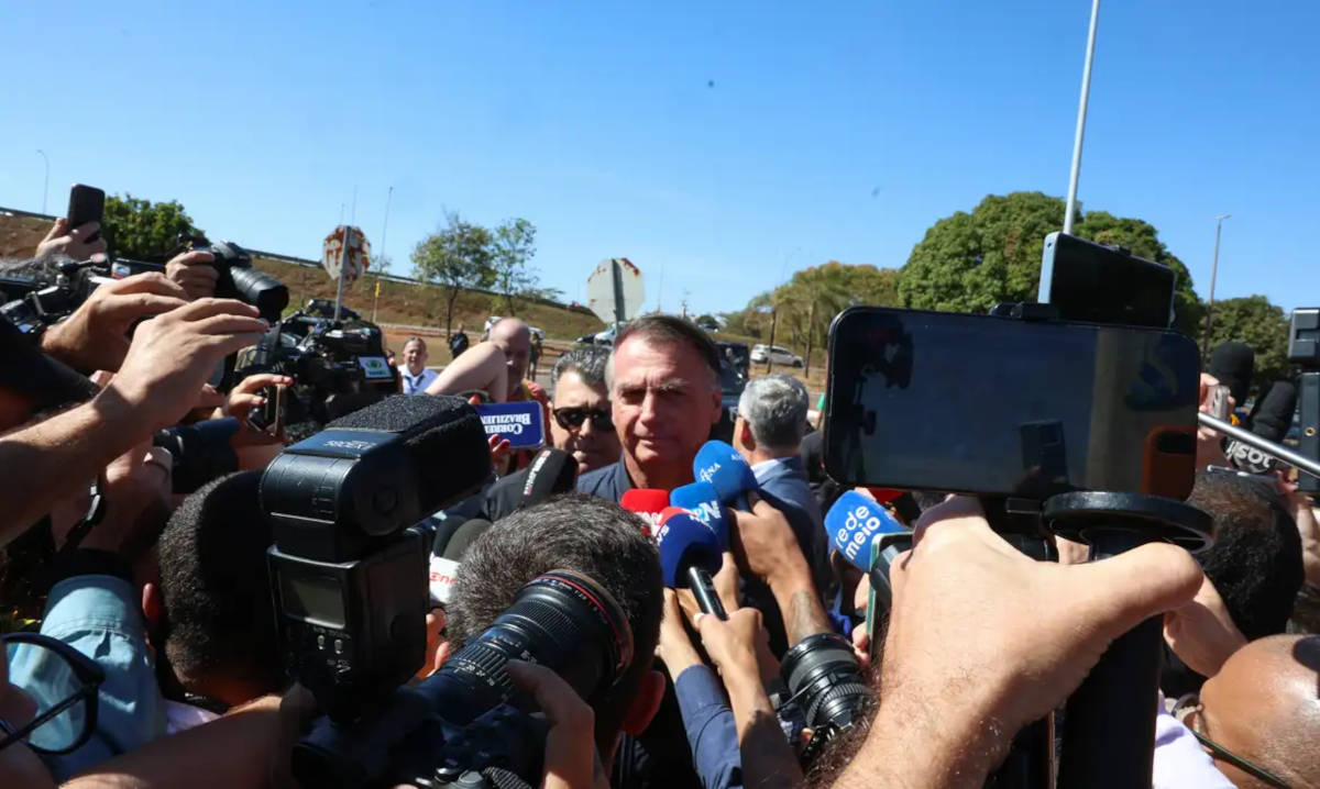 Advogados de Bolsonaro argumentaram que ele não tem controle sobre publicações feitas por terceiros e solicitaram que o ministro esclareça se a decisão inclui a proibição de conceder entrevistas à imprensa