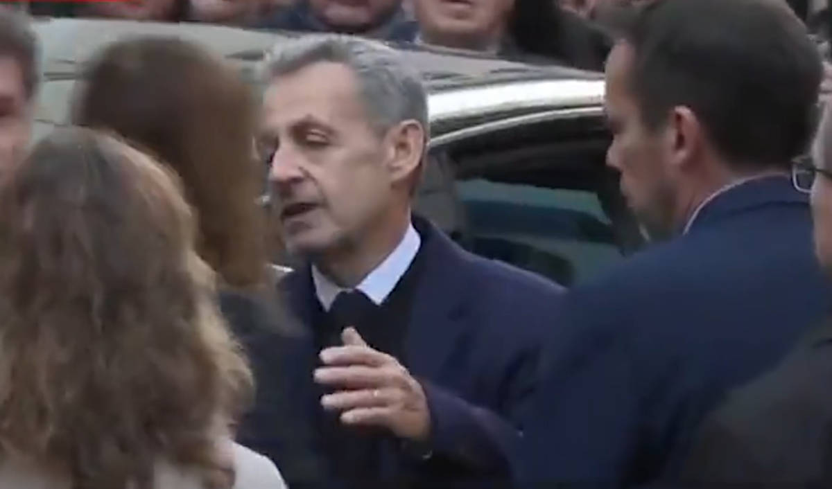 Mais de 100 pessoas reuniram-se em frente à residência de Sarkozy, no 16º distrito de Paris, em demonstração de apoio