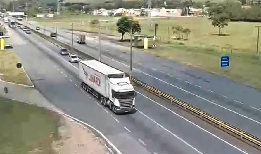 Tráfego normal no km 78 da Via Dutra, que liga o Rio de Janeiro a São Paulo, no início da tarde desta quinta-feira