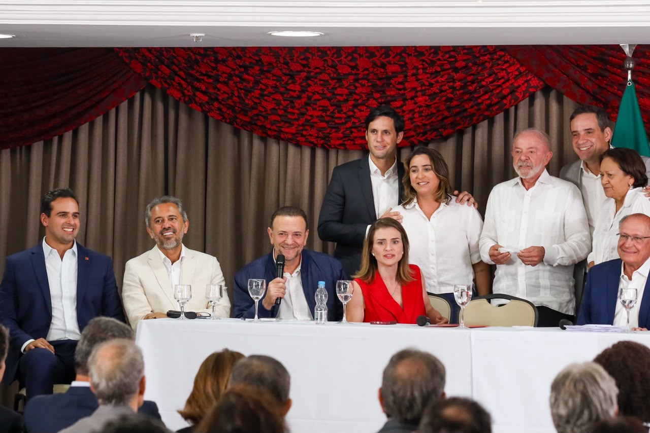 Lucas Ribeiro (à esq.) sentou à mesa com o presidente Lula e demais aliados