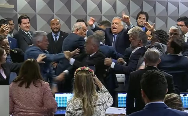 Sessão foi marcada por tensão e agressões