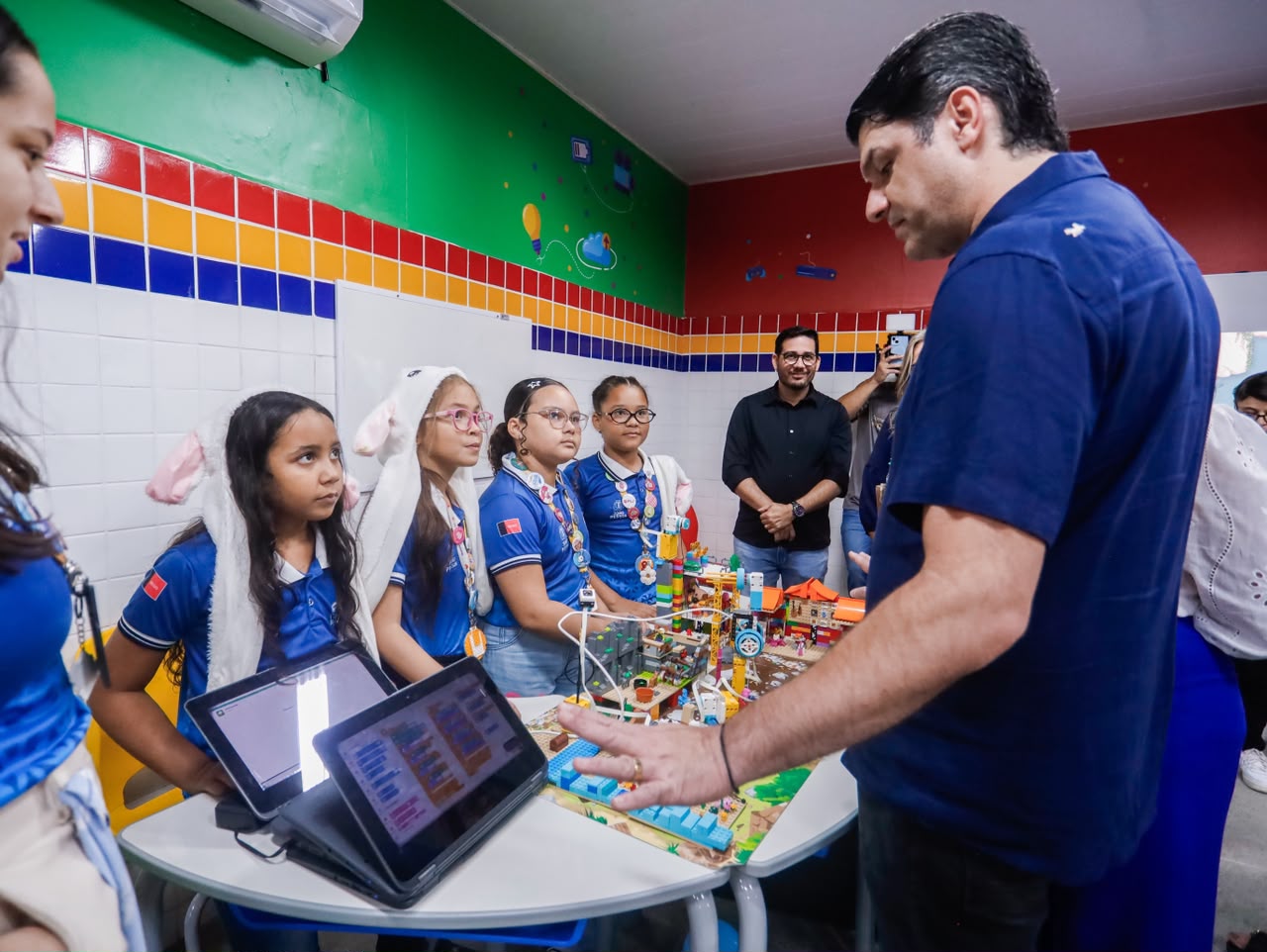 Leo Bezerra ao lado de estudantes vencedoras do Torneio de Robótica (Foto: Renata Medeiros/Divulgação)