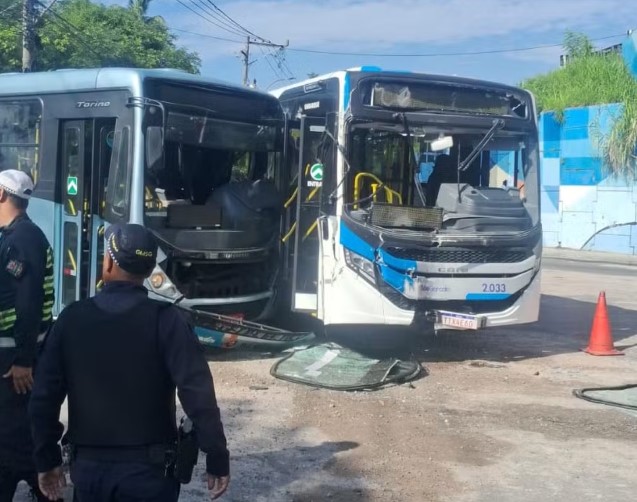 Vítimas foram atendidas no local pelo Corpo de Bombeiros e encaminhadas para o Hospital Estadual Alberto Torres