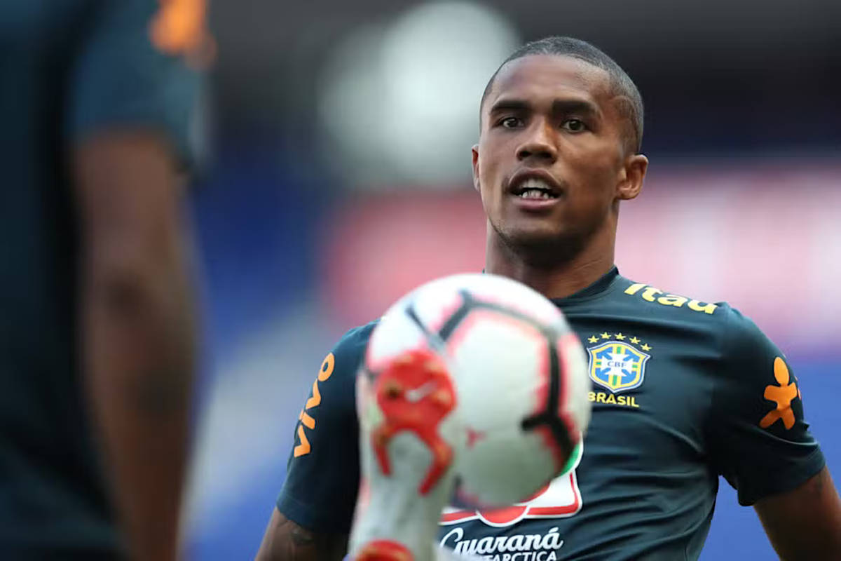 Douglas Costa em treinamento durante sua passagem pela Seleção Brasileira