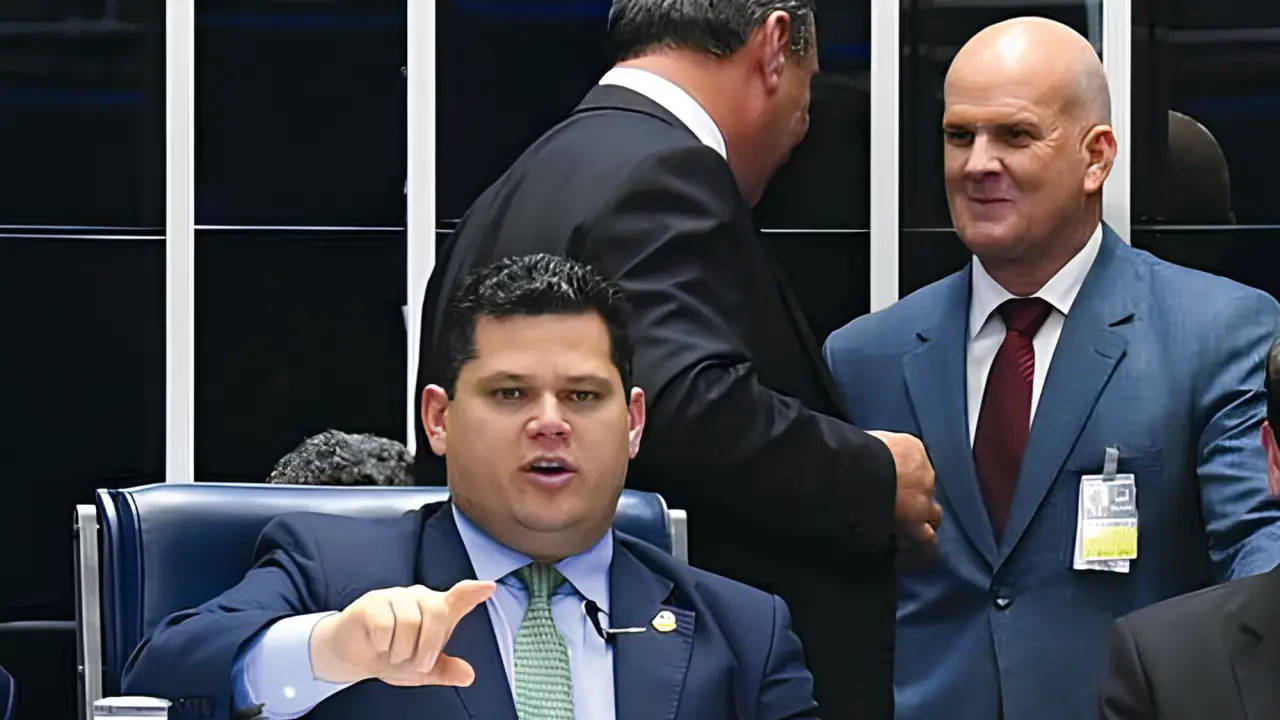 O presidente do Senado, Davi Alcolumbre e o ex-chefe de gabinete (à dir) Paulo Boudens