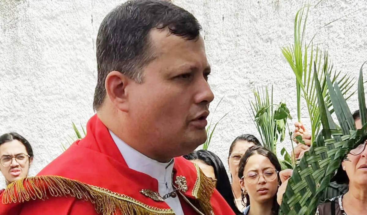 Padre detalhou que havia identificado um vazamento e subiu para fazer o conserto quando acabou caindo e ficando preso entre o forro e a estrutura do telhado 