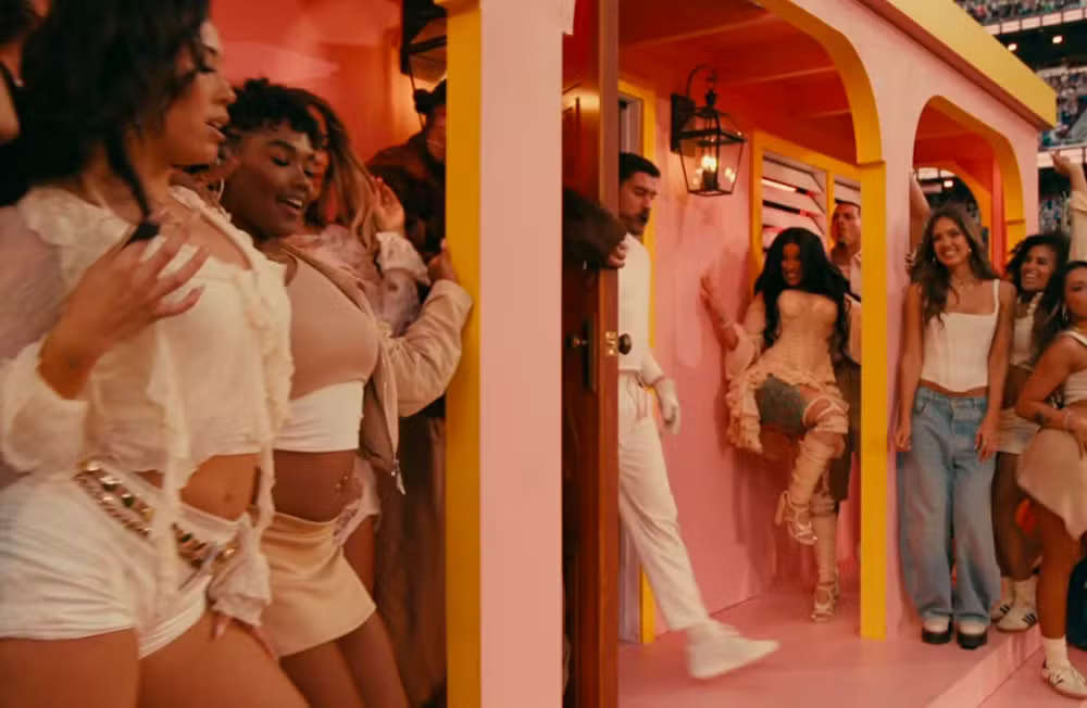 Jessica Alba (no canto direito) foi duramente criticada nas redes 