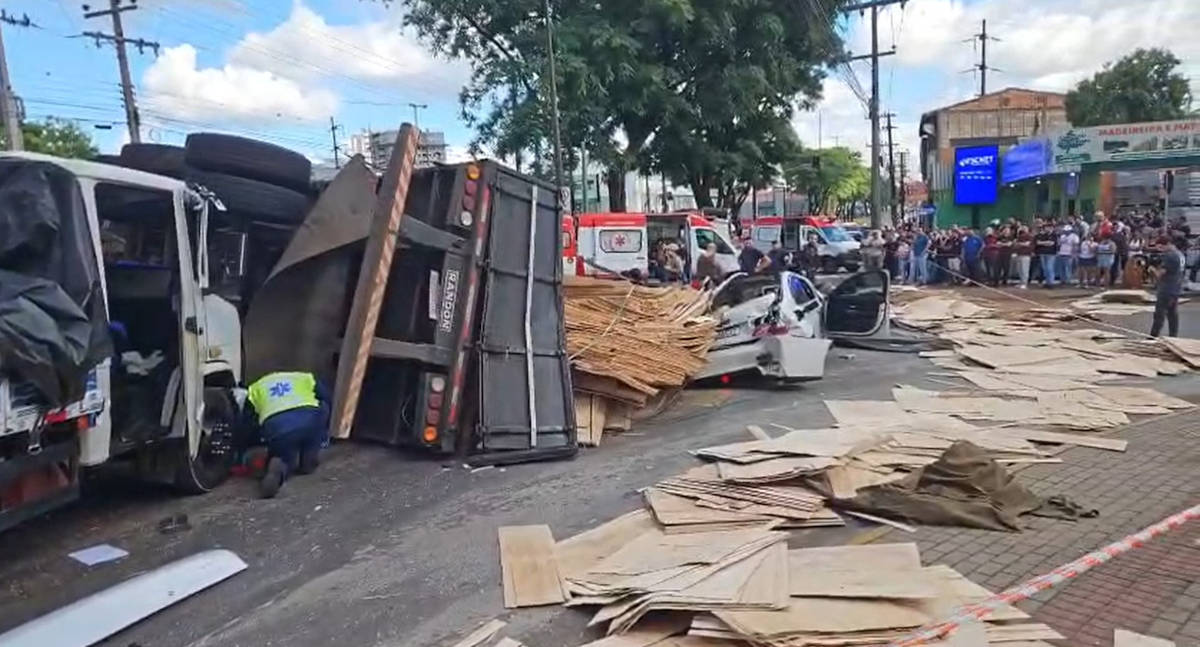 Carreta teria iniciado a sequência de colisões