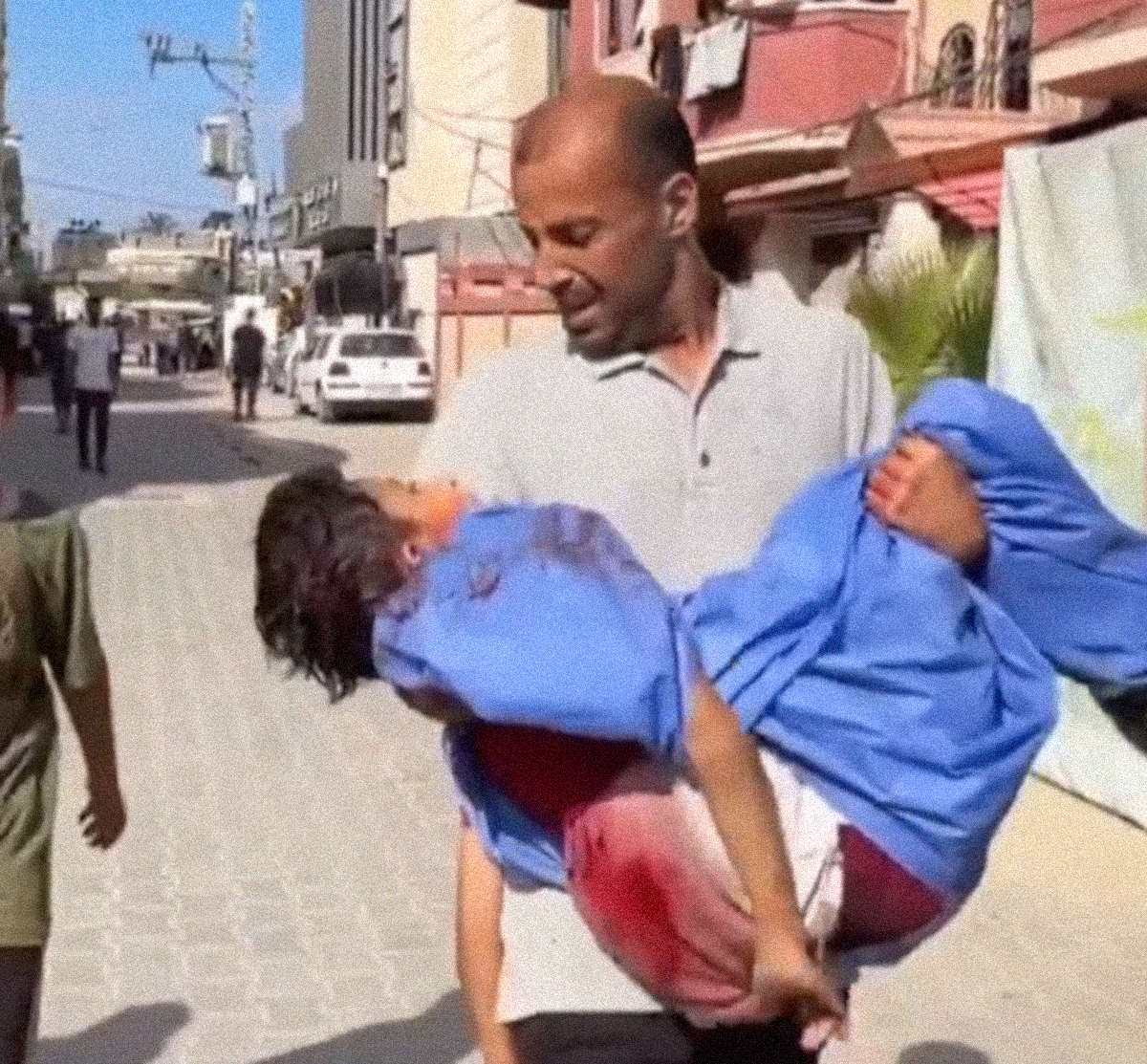 pai palestino carrega seu filho morto no colo e lamenta: "Estamos com sede há meses, mas por que você foi buscar água, filho?!"