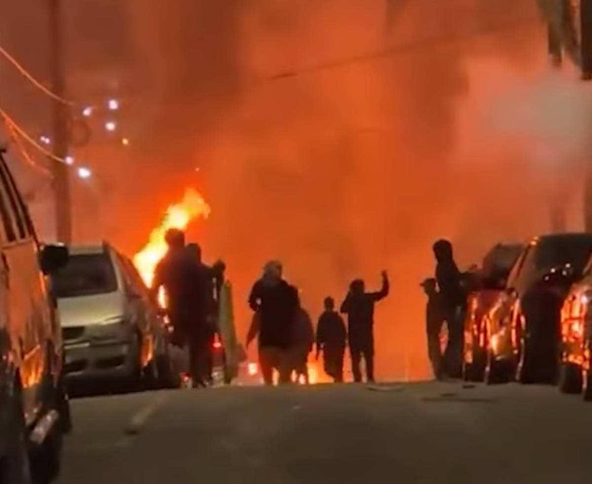 protestos contra as mortes resultaram em depredação de veículos, barricadas e incêndios nas vias próximas à comunidade