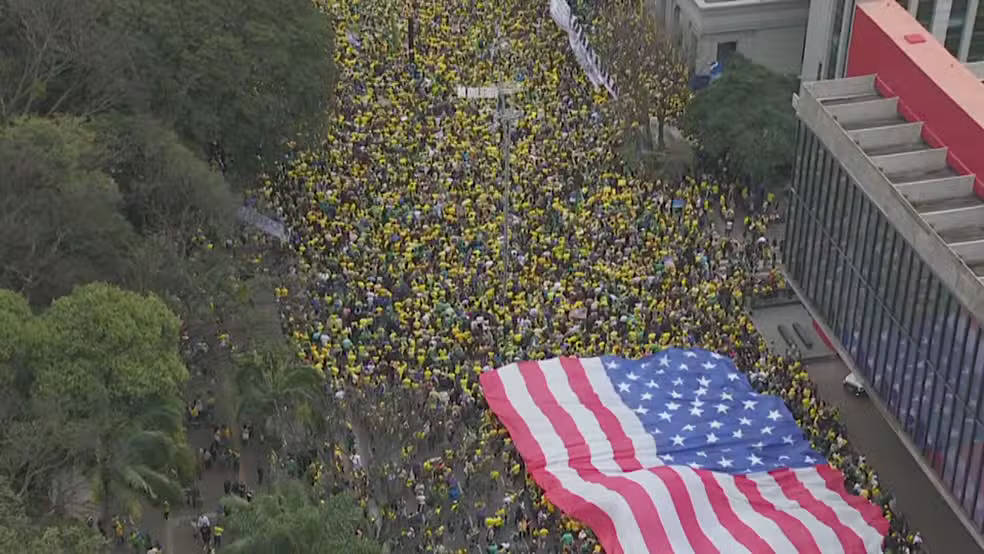 Bolsonaristas abriram bandeira dos Estados Unidos na Avenida Paulista 