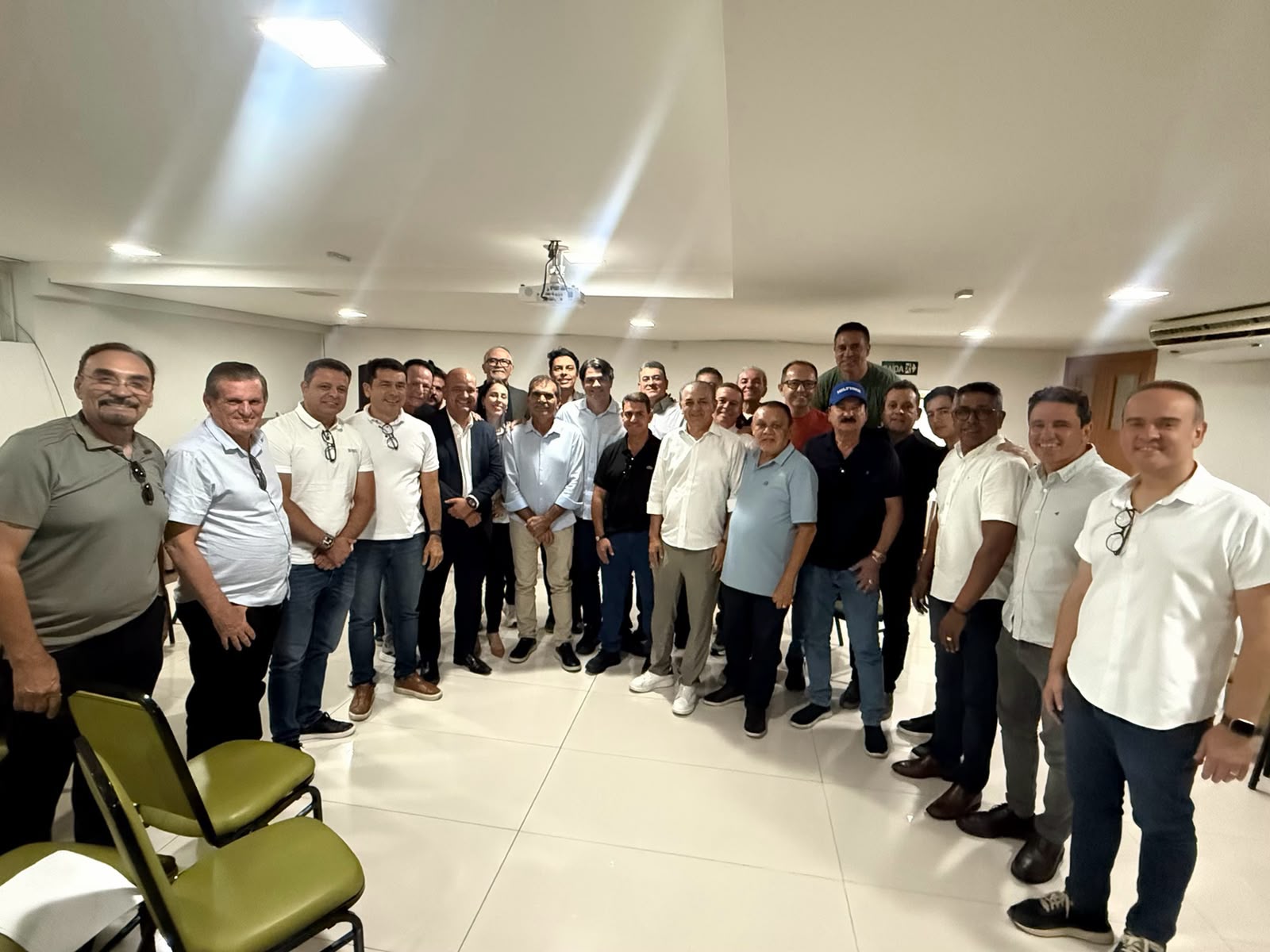 Leo Bezerra reuniu bancada governista de João Pessoa