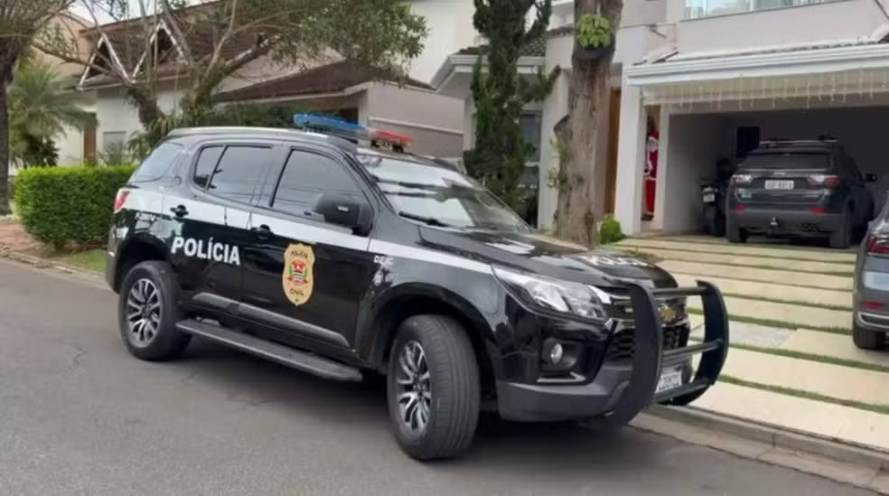 Cerca de cem policiais foram mobilizados para cumprir seis mandados de prisão e 48 de busca e apreensão