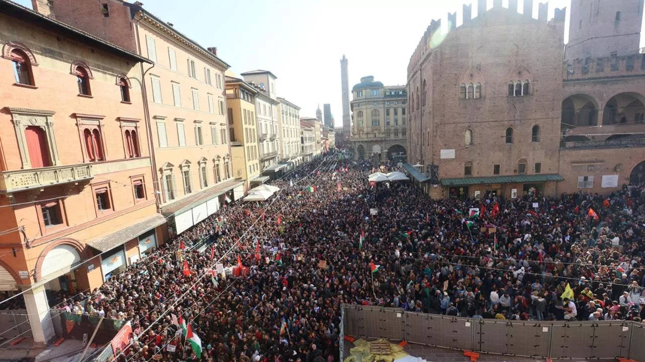 Cerca de 10 mil pessoas se reuniram pelo segundo dia consecutivo próximo ao Coliseu, em Roma
