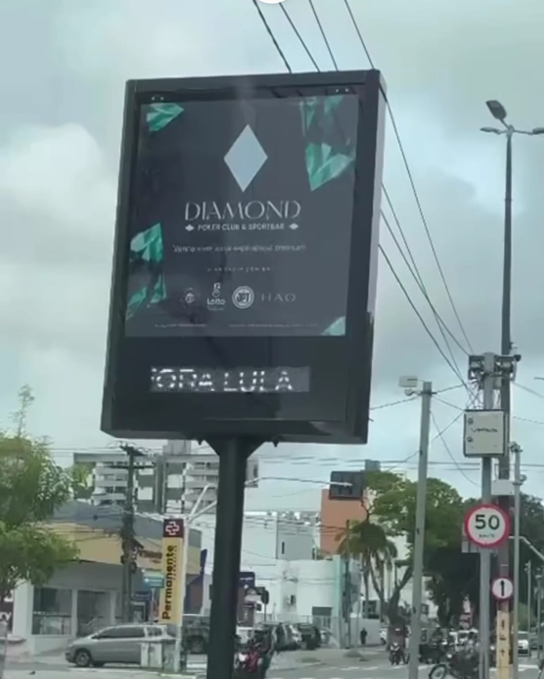 Equipamento que deveria apenas exbir a hora e servir para espaço publicitário vem sendo usado para fins de crimes eleitorais