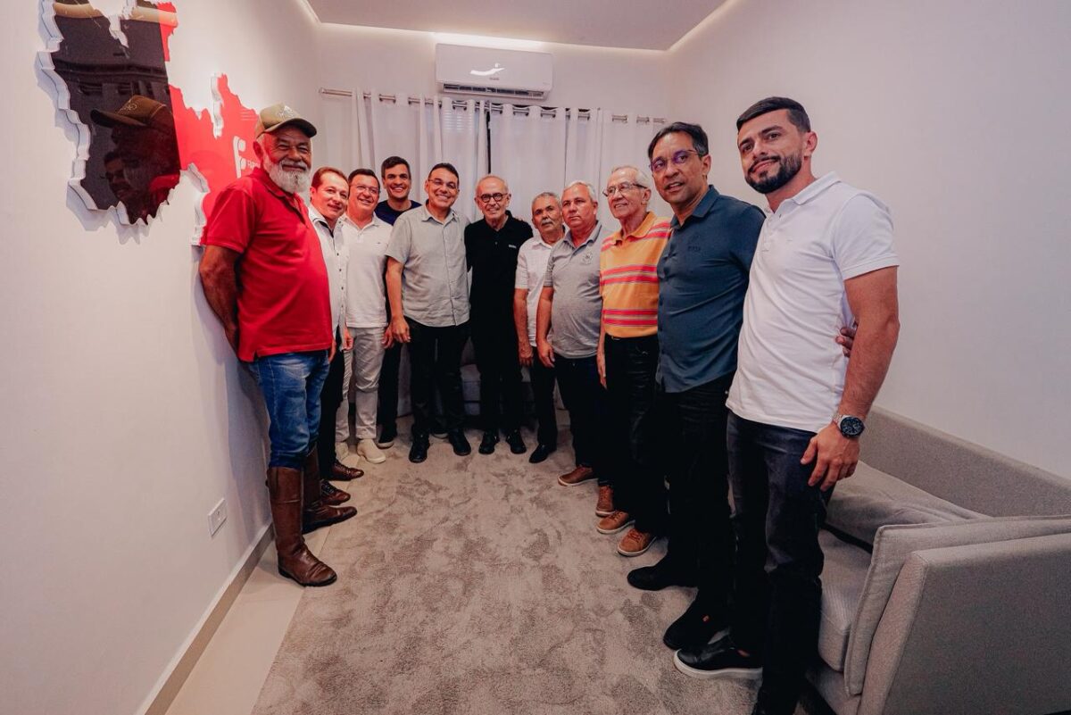 Cícero Lucena (ao centro) e os novos apoiadores de Barra de Santa Rosa