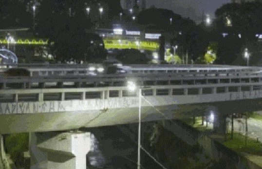 Trecho específico da Avenida do Estado onde ocorreu o fato, localizado na altura do viaduto que dá acesso à Avenida Rangel Pestana, no bairro da Sé, precisou ser totalmente interditado no sentido que leva à Marginal Tietê