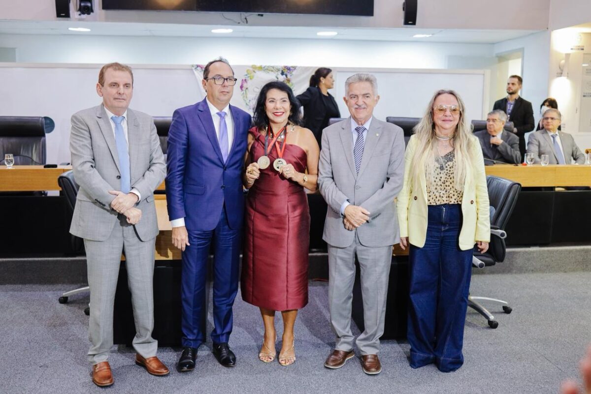 João Gonçalves (2º à esq.) ressaltou a postura humanizada que a homenageada imprime em sua trajetória profissional