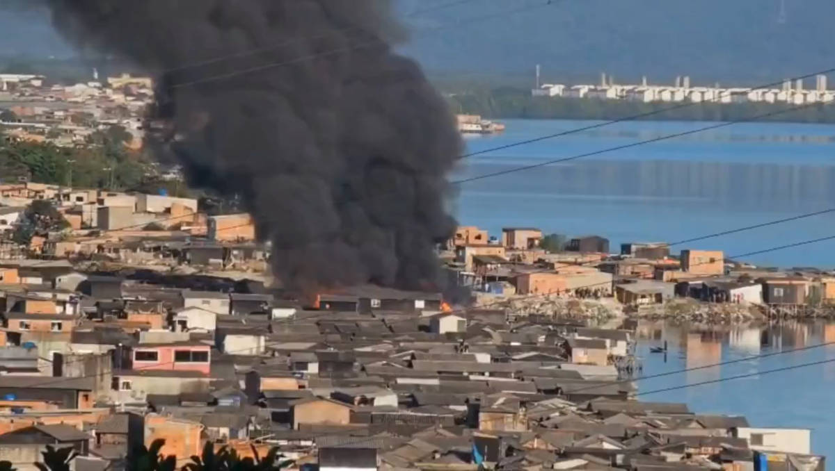 chamas começaram por volta das 7h40 e se alastraram rapidamente pela comunidade, que integra o Dique da Vila Gilda, considerado a maior favela sobre palafitas do país