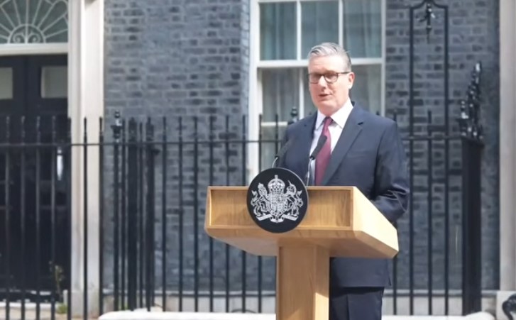 Pronunciamento de Keir Starmer foi realizado em uma coletiva de imprensa em frente ao número 10 da Downing Street, sede do governo britânico
