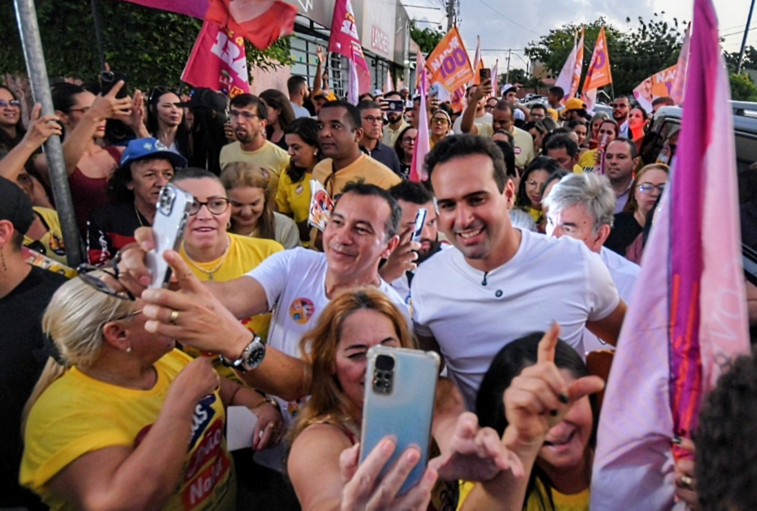 Lucas Ribeiro em caminhada com moradores (Fonte: Divulgação)