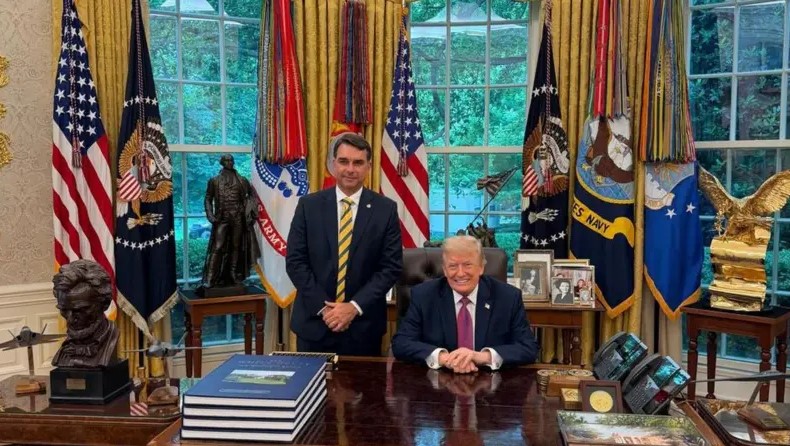 Flávio Bolsonaro foi recebido com pouco prestígio na Casa Branca pelo presidente Donald Trump 