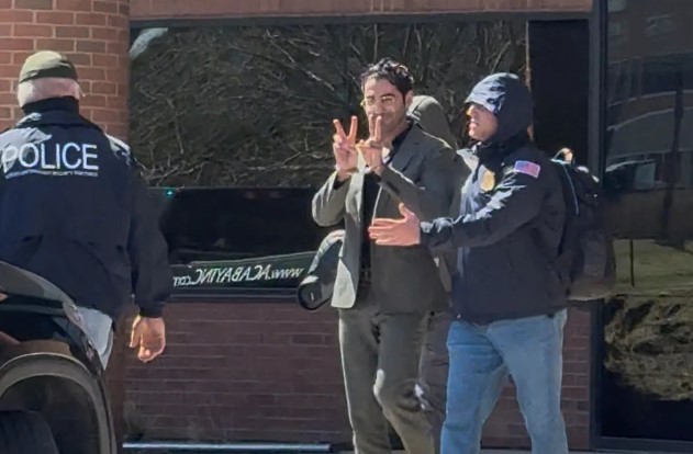 Mohsen Mahdawi ao ser libertado nos EUA