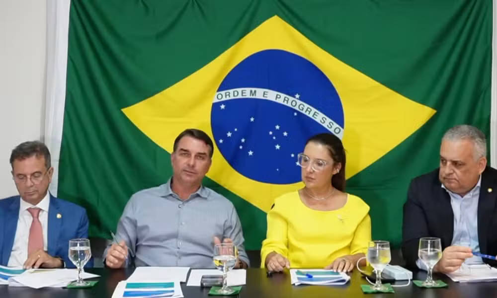 "Me filiaram ilegalmente a um outro partido", disse Flávio Bolsonaro