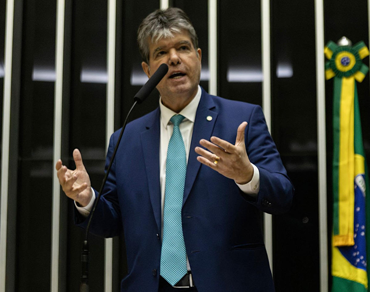 "Ao longo de toda a minha atuação parlamentar sempre defendi a transparência e permaneço extremamente contra qualquer tipo de privilégio político", disse o deputado Ruy Carneiro