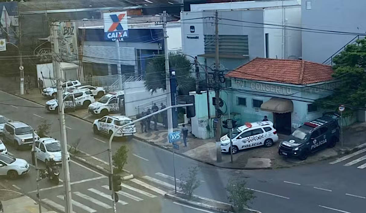 Ao menos três suspeitos participaram da ação, fugindo em um veículo com placas trocadas e queixa de furto