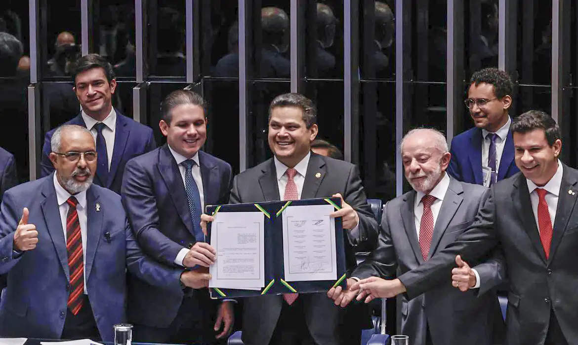 Proposta nascida da pressão das ruas e de demanda histórica de trabalhadores e sindicatos foi bandeira defendida pelo presidente Lula