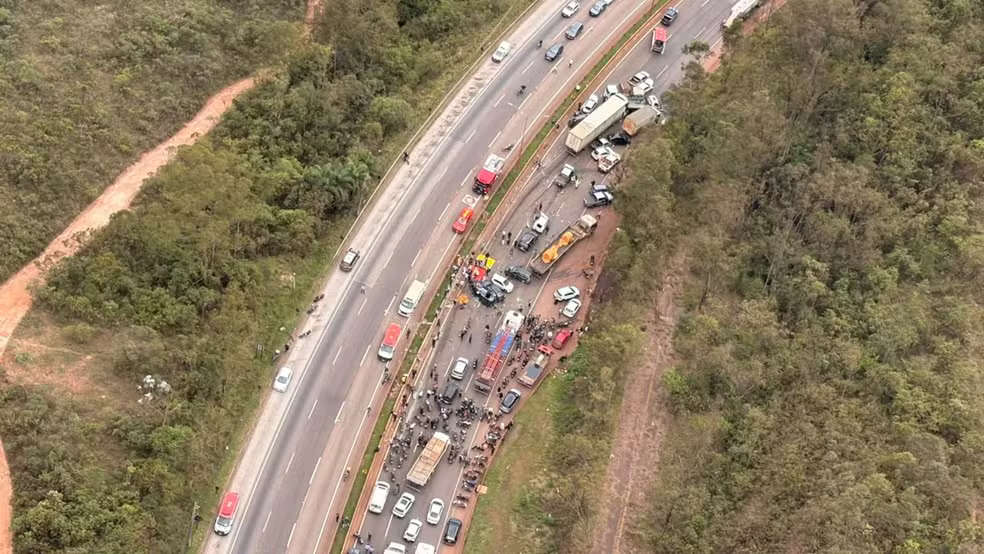 Acidente envolveu ao menos 20 veículos, entre leves e pesados