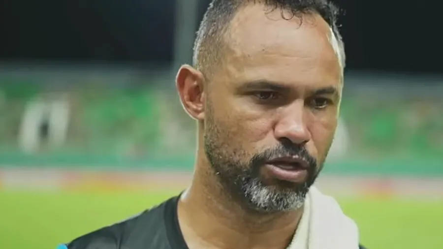 Goleiro Bruno dá entrevista no intervalo de Vasco-AC x Velo Clube, jogo da Copa do Brasil