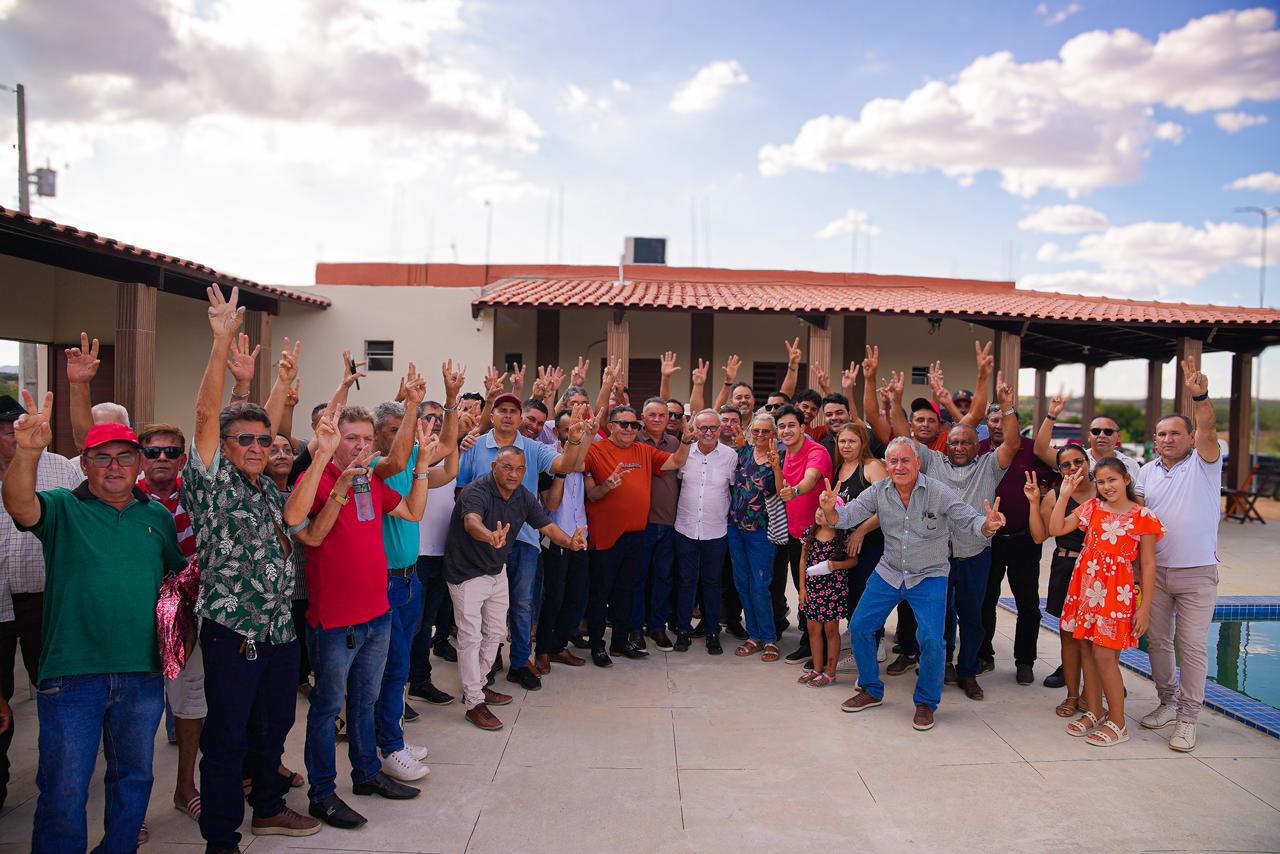 Encontro foi realizado em Santana dos Garrotes, com a presença de ex-prefeitos, vereadores e dirigentes de Câmaras Municipais da região